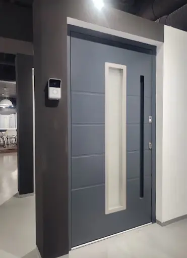 Moderne Eingangstür mit Sicherheitsglas